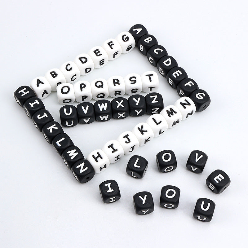 100 piezas al por mayor de 100 piezas Alphabeto en blanco y negro de silicona en blanco y negro